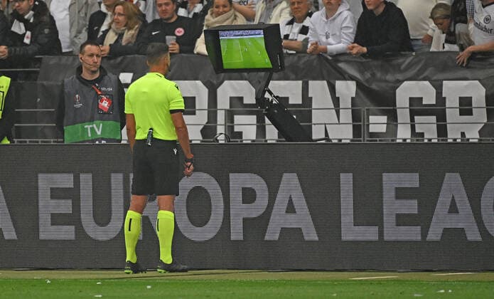 05 05 2022, xjhx, football UEFA Europa League 1 2 final , Eintracht Frankfurt West Ham United emspor, v l referee Jesus Gil Manzano Spain video assistant referee video evidence assistant Alejandro Jose Hernandez Hernandez red card Aaron Cresswell West Ham United DFL DFB REGULATIONS PROHIBIT ANY USE OF PHOTOGRAPHS as IMAGE SEQUENCES and or QUASI VIDEO Frankfurt