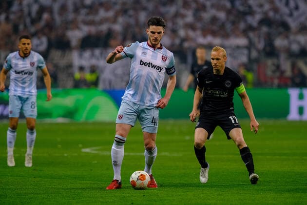 Declan Rice West Ham United, 41 in duel with Sebastian Rode Eintracht Frankfurt, 17 , Eintracht Frankfurt vs West Ham United, football, Europa League, semifinals, second leg, 2021 2022 season, 05 05 2022, Eintracht Frankfurt vs West Ham United, football, Europa League, semifinals, second leg, 2021 2022 season, 05 05 2022 Frankfurt am Main, Germany Copyright: xEibner-Pressefotox EP_EER