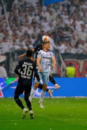 Pablo Fornals West Ham United, 8 in header duel with Tuta Eintracht Frankfurt, 35 , Eintracht Frankfurt vs West Ham United, football, Europa League, semifinals, second leg, 2021 2022 season, 05 05 2022, Eintracht Frankfurt vs West Ham United, football, Europa League, semifinals, second leg, 2021 2022 season, 05 05 2022 Frankfurt am Main Copyright: xEibner-Pressefotox EP_EER