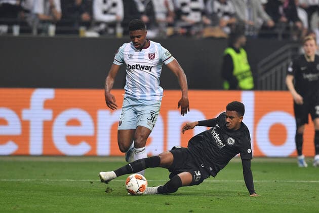 Soccer Europa League semifinal Eintracht Frankfurt West Ham United on 05 05 2022 at Deutsche Bank Park in Frankfurt Ben Johnson West Ham , left Ansgar Knauff Frankfurt , right xHDx