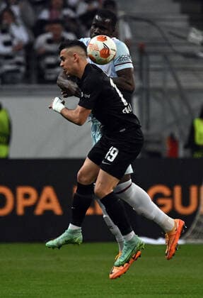 05 05 2022, xjhx, football UEFA Europa League 1 2 final , Eintracht Frankfurt West Ham United emspor, v l Kurt Zouma West Ham United Rafael Borre, Rafael Santos Borre Maury Eintracht Frankfurt duel, action, battle for the ball DFL DFB REGULATIONS PROHIBIT ANY USE OF PHOTOGRAPHS as IMAGE SEQUENCES and or QUASI VIDEO Frankfurt