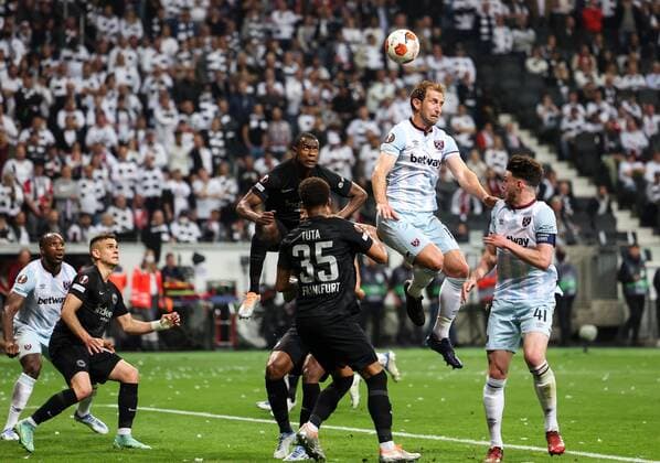Mandatory Credit: Photo by Simon Dael Shutterstock (12925375cj) Craig Dawson of West Ham United heads a shot at goal Eintracht Frankfurt v West Ham United, UEFA Europa League, Semi Final, Second Leg, Football, Deutsche Bank Park, Frankfurt, Germany - 05 May 2022 EDITORIAL USE ONLY No use with unauthorised audio, video, data, fixture lists, club league logos or live services. Online in-match use limited to 120 images, no video emulation. No use in betting, games or single club league player publications. Eintracht Frankfurt v West Ham United, UEFA Europa League, Semi Final, Second Leg, Football, Deutsche Bank Park, Frankfurt, Germany - 05 May 2022 EDITORIAL USE ONLY No use with unauthorised audio, video, data, fixture lists, club league logos or live services. Online in-match use limited to 120 images, no video emulation. No use in betting, games or single club league player publications. Copyright: xSimonxDael Shutterstockx 12925375cj