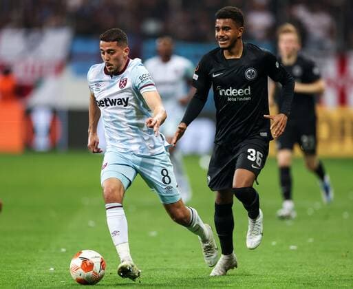 Mandatory Credit: Photo by Simon Dael Shutterstock (12925375ck) Pablo Fornals of West Ham United and Ansgar Knauff of Eintracht Frankfurt Eintracht Frankfurt v West Ham United, UEFA Europa League, Semi Final, Second Leg, Football, Deutsche Bank Park, Frankfurt, Germany - 05 May 2022 EDITORIAL USE ONLY No use with unauthorised audio, video, data, fixture lists, club league logos or live services. Online in-match use limited to 120 images, no video emulation. No use in betting, games or single club league player publications. Eintracht Frankfurt v West Ham United, UEFA Europa League, Semi Final, Second Leg, Football, Deutsche Bank Park, Frankfurt, Germany - 05 May 2022 EDITORIAL USE ONLY No use with unauthorised audio, video, data, fixture lists, club league logos or live services. Online in-match use limited to 120 images, no video emulation. No use in betting, games or single club league player publications. Copyright: xSimonxDael Shutterstockx 12925375ck