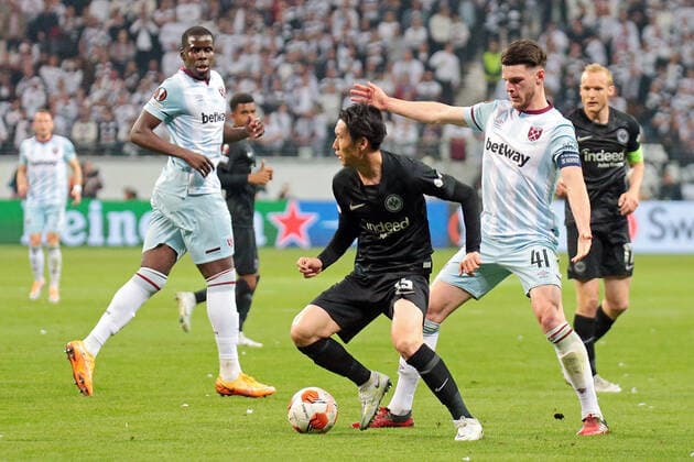 05 05 2022, xovx, soccer UEFA Europa League, semi-final, Eintracht Frankfurt West Ham United v l Kurt Zouma West Ham United , Daichi Kamada Eintracht Frankfurt , Declan Rice West Ham United , Sebastian Rode Eintracht Frankfurt emspor Frankfurt