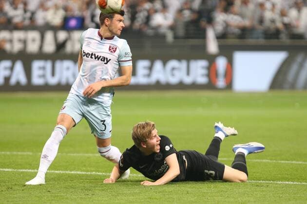 Aaron Cresswell West Ham United FC, Nr 3 fouls Jens Petter Hauge Eintracht Frankfurt , Nr 23 in front of penalty area and sees red card after video evidence , Eintracht Frankfurt West Ham United FC, soccer, UEFA Euro League, season 2021 2022, semifinal second leg, home match, 07 04 2021, semifinal, soccer European Cup competition for club teams, European Cup competition, European Cup 2022