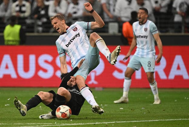 05 05 2022, xjhx, football UEFA Europa League 1 2 final , Eintracht Frankfurt West Ham United emspor, v l Tomas Soucek West Ham United Daichi Kamada Eintracht Frankfurt Zweikampf, action, action, battle for the ball DFL DFB REGULATIONS PROHIBIT ANY USE OF PHOTOGRAPHS AS IMAGE SEQUENCES AND OR QUASI VIDEO Frankfurt