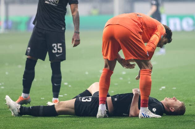 Eintracht Frankfurt West Ham United, UEFA Europa League injury to Martin Hinteregger Eintracht Frankfurt, 13 goalkeeper Kevin Trapp Eintracht Frankfurt, 1 takes care of him Semifinal second leg of the UEFA Europa League between Eintracht Frankfurt and West Ham United on 5 May 2022 at Deutsche Bank Park in Frankfurt am Main , Frankfurt am Main Hesse Germany Deutsche Bank Park