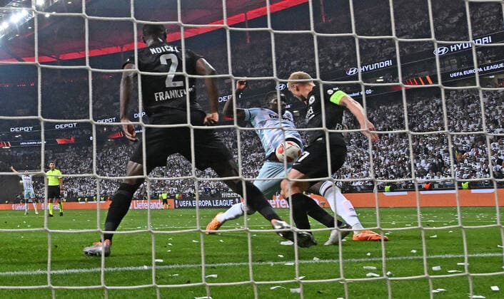 05 05 2022, xjhx, football UEFA Europa League 1 2 final , Eintracht Frankfurt West Ham United emspor, v l Evan Ndicka N Dicka N Dicka Eintracht Frankfurt clears on the line DFL DFB REGULATIONS PROHIBIT ANY USE OF PHOTOGRAPHS as IMAGE SEQUENCES and or QUASI VIDEO Frankfurt
