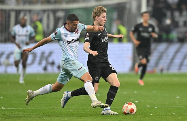 05 05 2022, xfux, football UEFA Europa League 1 2 final, Eintracht Frankfurt West Ham United, emonline, emspor, v l Pablo Fornals West Ham United , Jens Petter Hauge Eintracht Frankfurt DFL DFB REGULATES PROHIBIT ANY USE OF PHOTOGRAPHS as IMAGE SEQUENCES and or QUASI VIDEO Frankfurt