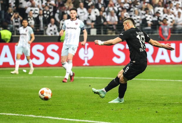Rafael BORRE Eintracht Frankfurt scores the goal to 1 0, action, goal shot Football Europa League, semi-final Eintracht Frankfurt West Ham United on 05 05 2022 in Frankfurt Germany DEUTSCHE BANK PARK