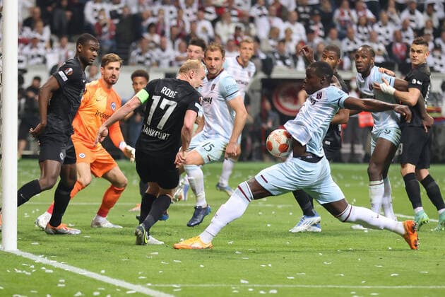 Eintracht Frankfurt West Ham United, UEFA Europa League Michail Antonio West Ham United, 9 in front of goalkeeper Kevin Trapp Eintracht Frankfurt, 1 Sebastian Rode Eintracht Frankfurt, 17 UEFA Europa League semi-final second leg match between Eintracht Frankfurt and West Ham United on 5 May 2022 at Deutsche Bank Park in Frankfurt am Main , Frankfurt am Main Hesse Germany Deutsche Bank Park