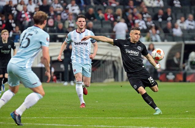 05 05 2022, xovx, soccer UEFA Europa League, semi-final, Eintracht Frankfurt West Ham United v l Craig Dawson West Ham United , Declan Rice West Ham United , Rafael Borre Eintracht Frankfurt emspor Frankfurt