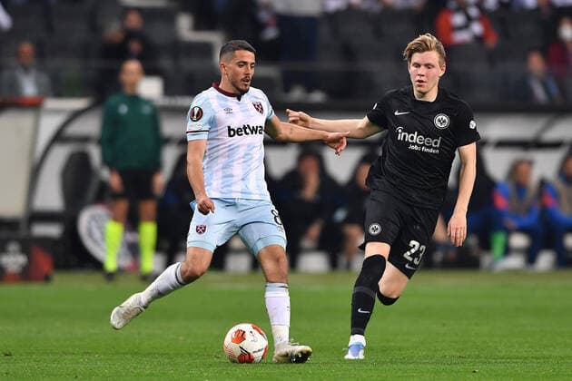 Soccer Europa League semifinal Eintracht Frankfurt West Ham United on 05 05 2022 at Deutsche Bank Park in Frankfurt Pablo Fornals West Ham , left Jens Petter Hauge Frankfurt , right xHDx