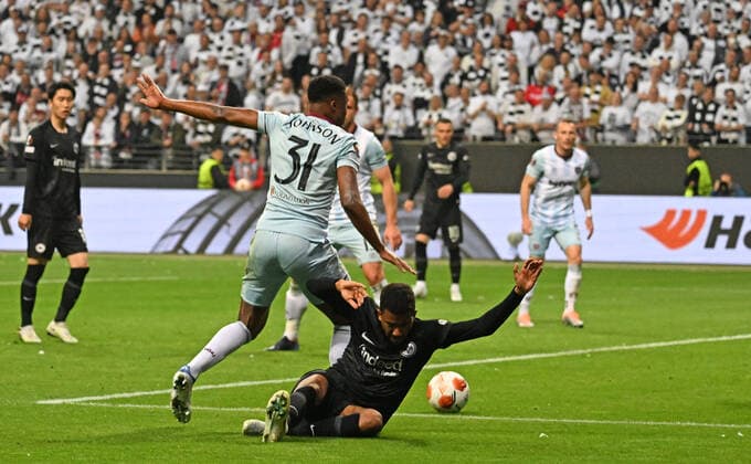 05 05 2022, xjhx, football UEFA Europa League 1 2 final , Eintracht Frankfurt West Ham United emspor, v l Ben Johnson West Ham United Ansgar Knauff Eintracht Frankfurt Zweikampf, action, action, battle for the ball DFL DFB REGULATIONS PROHIBIT ANY USE OF PHOTOGRAPHS AS IMAGE SEQUENCES AND OR QUASI VIDEO Frankfurt