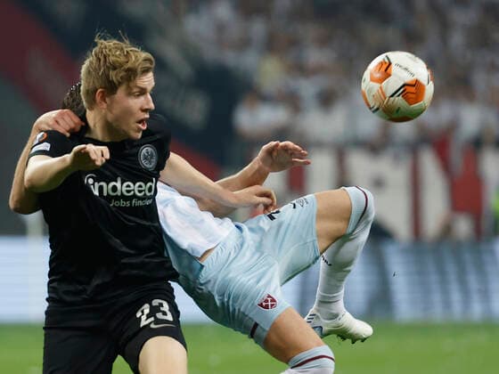 05 05 2022, football, Europa League, semifinal, Eintracht Frankfurt West Ham United, GER, Frankfurt am Main, Deutsche Bank Park picture v li For this foul by Aaron Cresswell West Ham United r to Jens Petter Hauge Eintracht Frankfurt referee Jesus Gil Manzano gives Aaron Cresswell West Ham United after video evidence, VAR, the red card Copyright: HMBxMedia xHeikoxBecker