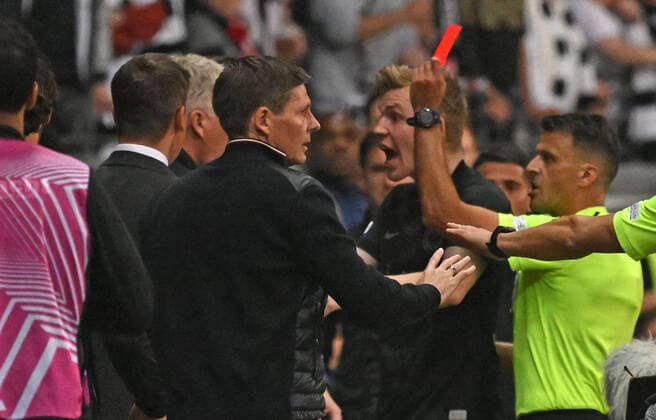 Sport Themen der Woche KW18 05.05.2022, xjhx, Fussball UEFA Europa League 1 2 Finale , Eintracht Frankfurt - West Ham United emspor, v.l. Tumult an der Seitenlinie Trainer David Moyes (West Ham United) sieht die rote Karte von Schiedsrichter Jesus Gil Manzano (Spanien) Trainer Oliver Glasner (Eintracht Frankfurt) zautz (DFL DFB REGULATIONS PROHIBIT ANY USE OF PHOTOGRAPHS as IMAGE SEQUENCES and or QUASI-VIDEO) Frankfurt *** 05 05 2022, xjhx, football UEFA Europa League 1 2 final , Eintracht Frankfurt West Ham United emspor, v l turmoil on the sidelines coach David Moyes West Ham United sees the red card from referee Jesus Gil Manzano Spain coach Oliver Glasner Eintracht Frankfurt zautz DFL DFB REGULATIONS PROHIBIT ANY USE OF PHOTOGRAPHS as IMAGE SEQUENCES and or QUASI VIDEO Frankfurt