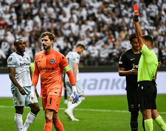 05 05 2022, xpsx, football UEFA Europa League 1 2 final, Eintracht Frankfurt West Ham United v l Kevin Trapp Eintracht Frankfurt referee Jesus Gil Manzano accidentally pulls the red card DFL DFB REGULATIONS PROHIBIT ANY USE OF PHOTOGRAPHS as IMAGE SEQUENCES and or QUASI VIDEO emspor Frankfurt