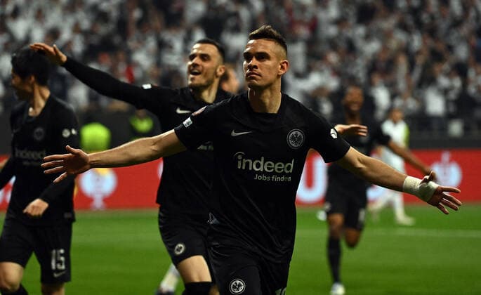 05 05 2022, xpsx, football UEFA Europa League 1 2 final , Eintracht Frankfurt West Ham United emspor, v l Rafael Borre, Rafael Santos Borre Maury Eintracht Frankfurt goal celebration after the goal to celebrate 1 0 DFL DFB REGULATIONS PROHIBIT ANY USE OF PHOTOGRAPHS as IMAGE SEQUENCES and or QUASI VIDEO Frankfurt