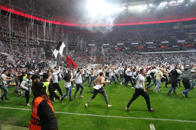 Fans storm the pitch, football fans after victory and final entry Football Europa League, semi-final Eintracht Frankfurt West Ham United 1 0, on 05 05 2022 in Frankfurt Germany DEUTSCHE BANK PARK Â
