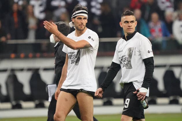 Team comes with the Europcup this year T shirts to the fans after the game Goncalo Paciencia Eintracht Frankfurt , Rafael Santos Borre Eintracht Frankfurt Frankfurt 05 05 2022 Eintracht Frankfurt vs West Ham United, UEFA Europa League, Semifinal second leg