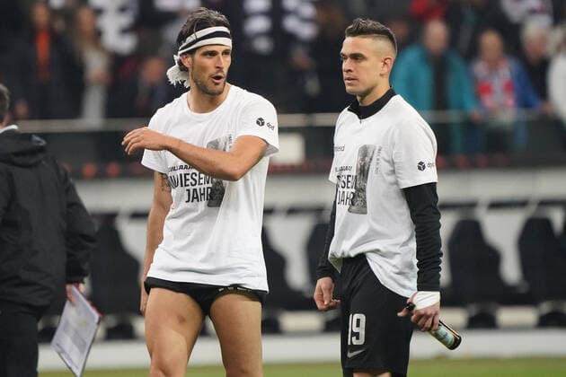 Team comes with the Europcup this year T shirts to the fans after the game Goncalo Paciencia Eintracht Frankfurt , Rafael Santos Borre Eintracht Frankfurt Frankfurt 05 05 2022 Eintracht Frankfurt vs West Ham United, UEFA Europa League, Semifinal second leg