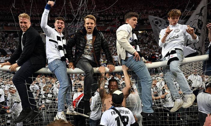 05 05 2022, xjhx, football UEFA Europa League 1 2 final , Eintracht Frankfurt West Ham United emspor, v l fans Eintracht Frankfurt, mood, scarves, storming the pitch DFL DFB REGULATES PROHIBIT ANY USE OF PHOTOGRAPHS as IMAGE SEQUENCES and or QUASI VIDEO Frankfurt