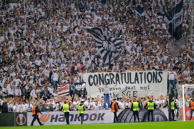 Bilder des Jahres 2022, Sport 05 Mai Sport Themen der Woche KW18 Sport Bilder des Tages Fans stuermen das Feld nach dem Sieg, Eintracht Frankfurt vs. West Ham United, Fussball, Europa League, Halbfinale, Rueckspiel, Saison 2021 2022, 05.05.2022, Eintracht Frankfurt vs. West Ham United, Fussball, Europa League, Halbfinale, Rueckspiel, Saison 2021 2022, 05.05.2022 Frankfurt am Main *** Fans storm the field after the victory, Eintracht Frankfurt vs West Ham United, football, Europa League, semifinal, second leg, 2021 2022 season, 05 05 2022, Eintracht Frankfurt vs West Ham United, football, Europa League, semifinal, second leg, 2021 2022 season, 05 05 2022 Frankfurt am Main, Germany Copyright: xEibner-Pressefotox EP_EER