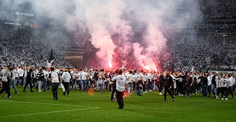05 05 2022, xpsx, football UEFA Europa League 1 2 final, Eintracht Frankfurt West Ham United v l jubel nach dem sieg Platzsturm der Fans spectators DFL DFB REGULATIONS PROHIBIT ANY USE OF PHOTOGRAPHS as IMAGE SEQUENCES and or QUASI VIDEO emspor Frankfurt