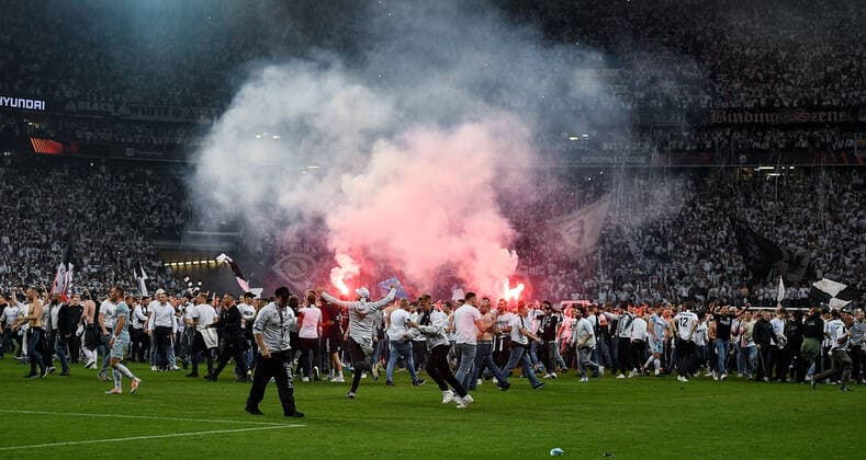 05 05 2022, xpsx, football UEFA Europa League 1 2 final, Eintracht Frankfurt West Ham United v l jubel nach dem sieg Platzsturm der Fans spectators DFL DFB REGULATIONS PROHIBIT ANY USE OF PHOTOGRAPHS as IMAGE SEQUENCES and or QUASI VIDEO emspor Frankfurt