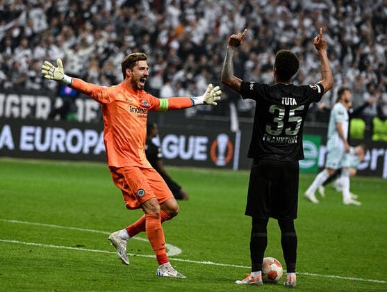 05 05 2022, xpsx, football UEFA Europa League 1 2 final, Eintracht Frankfurt West Ham United v l jubel nach dem sieg Platzsturm der Fans Zuschauer Kevin Trapp Eintracht Frankfurt , Tuta Eintracht Frankfurt DFL DFB REGULATIONS PROHIBIT ANY USE OF PHOTOGRAPHS as IMAGE SEQUENCES and or QUASI VIDEO emspor Frankfurt