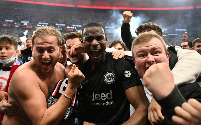 05 05 2022, xjhx, football UEFA Europa League 1 2 final , Eintracht Frankfurt West Ham United emspor, v l jubilation joy of victory Evan Ndicka N Dicka N Dicka Eintracht Frankfurt fans Eintracht Frankfurt, mood, scarves, storming the pitch DFL DFB REGULATIONS PROHIBIT ANY USE OF PHOTOGRAPHS as IMAGE SEQUENCES and or QUASI VIDEO Frankfurt