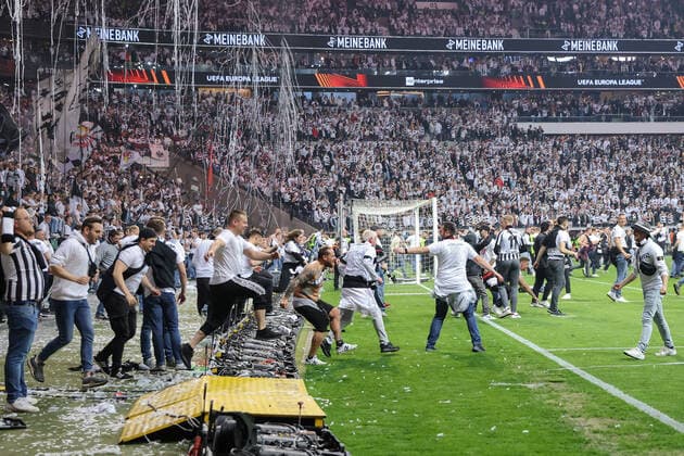 Eintracht Frankfurt West Ham United, UEFA Europa League pitch storm of Frankfurt fans after the final whistle semifinal second leg of the UEFA Europa League between Eintracht Frankfurt and West Ham United on 5 May 2022 at Deutsche Bank Park in Frankfurt am Main , Frankfurt am Main Hesse Germany Deutsche Bank Park