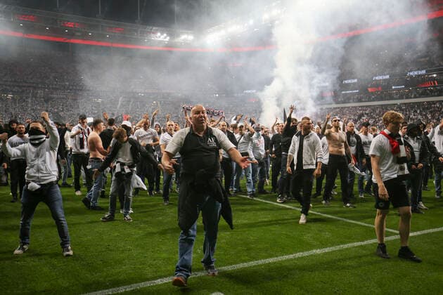 Eintracht Frankfurt v West Ham United UEFA Europa League The Eintracht Frankfurt fans invade the pitch and are allowed to reach the end where the West Ham fans are and goad them before the Police intervene at the end of the UEFA Europa League Semi-Final Second Leg match at the Deutsche Bank Park, Frankfurt Content Not Available For UK Newspapers Copyright: xPaulxChestertonx FIL-16873-0046 UK Newspapers OUT