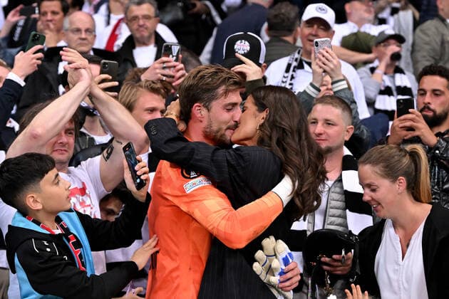 Frankfurt, Deutsche Bank Park, 05 05 22, GER, Men, UEFA Europa League, Season 2021 2022, Eintracht Frankfurt West Ham United Picture from left Goalkeeper Kevin Trapp Frankfurt kisses his fiancée Isabel Goulart Only for journalistic use Only for editorial use According to the regulations of the DFL Deutsche Fußball Liga it is prohibited, DFL regulations prohibit any use of photographs as image sequences and or quasi video Hessen Germany