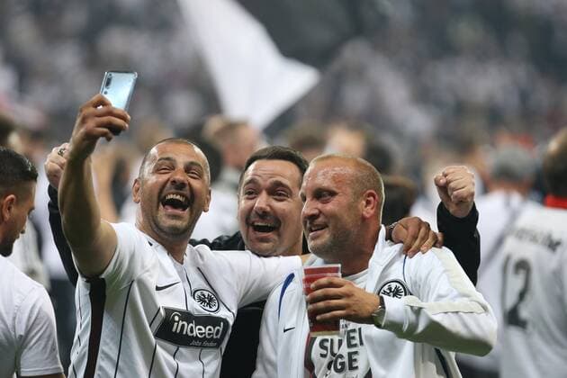 Pitch storm, emotion, joy, Eintracht fans , Eintracht Frankfurt West Ham United FC, soccer, UEFA Euro League, season 2021 2022, semifinal second leg, home match, 07 04 2021, semifinal, soccer European Cup competition for club teams, European Cup competition, European Cup 2022