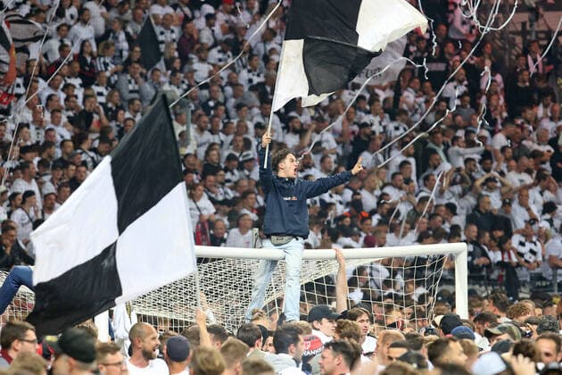 Emotion sitting on the goal, Eintracht fan sitting on the goal , Eintracht Frankfurt West Ham United FC, soccer, UEFA Euro League, 2021 2022 season, semifinal second leg, home game, 07 04 2021, semifinal, soccer European Cup competition for club teams, European Cup competition, European Cup 2022