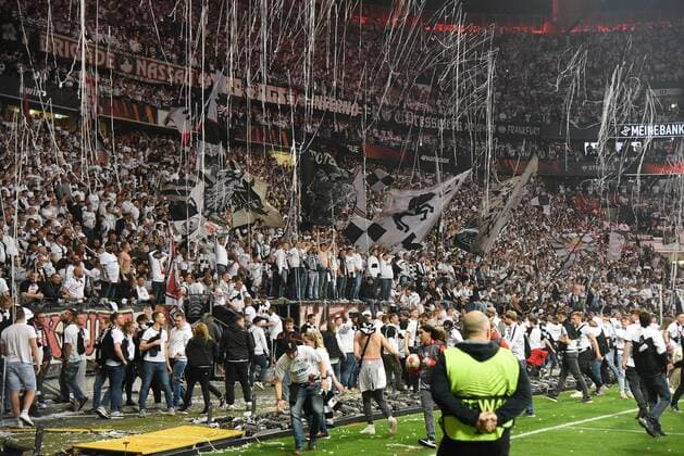 05 05 2022Frankfurt am Main, Deutsche Bank Park Football, UEFA Europa League semifinal Eintracht Frankfurt West Ham United After the Eintracht victory and the entry into the final, the fans Ultras storm onto the pitch emspor, DFL regulations prohibit any use of photographs as image sequences and or quasi video