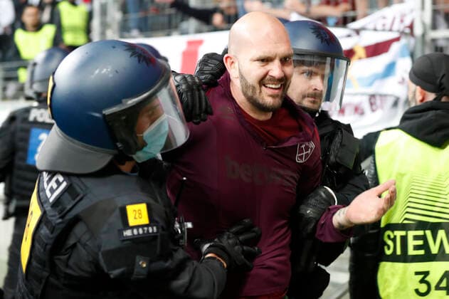 Eintracht Frankfurt v West Ham United UEFA Europa League A West Ham fan is ejected at the end of the UEFA Europa League Semi-Final Second Leg match at the Deutsche Bank Park, Frankfurt Content Not Available For UK Newspapers Copyright: xPaulxChestertonx FIL-16873-0135 UK Newspapers OUT