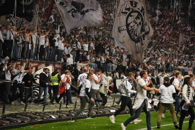 05 05 2022Frankfurt am Main, Deutsche Bank Park Football, UEFA Europa League semifinal Eintracht Frankfurt West Ham United After the Eintracht victory and the entry into the final, the fans Ultras storm onto the pitch emspor, DFL regulations prohibit any use of photographs as image sequences and or quasi video