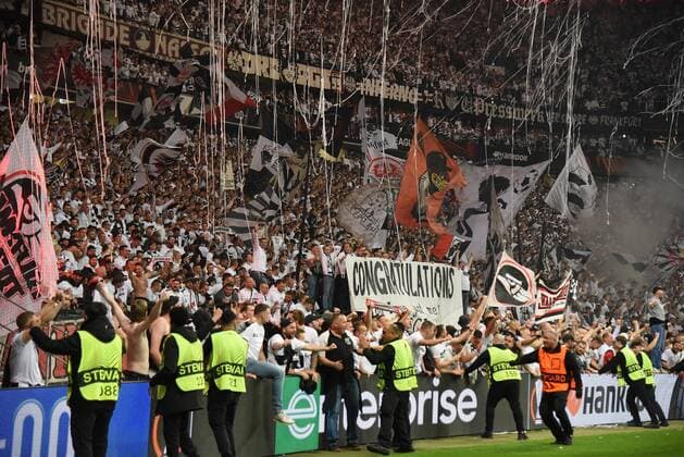 05 05 2022Frankfurt am Main, Deutsche Bank Park Football, UEFA Europa League semifinal Eintracht Frankfurt West Ham United After the Eintracht victory and the entry into the final, the fans Ultras storm onto the pitch emspor, DFL regulations prohibit any use of photographs as image sequences and or quasi video