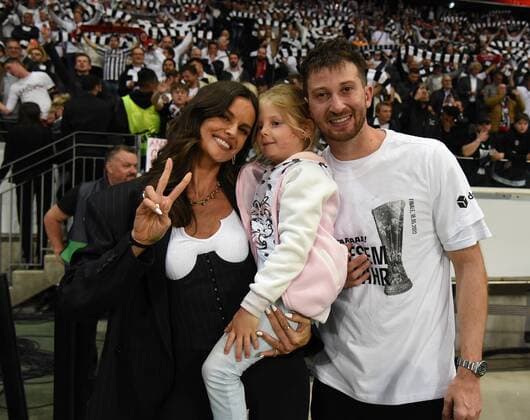 05 05 2022Frankfurt am Main, Deutsche Bank Park Football, UEFA Europa League semi-final Eintracht Frankfurt West Ham United After the Eintracht victory and the entry into the final celebrates dei fiancée of goalkeeper Kevin Trapp 1, Eintracht Frankfurt Izabel Goulart with ex Eintracht player David Abraham emspor, DFL regulations prohibit any use of photographs as image sequences and or quasi video