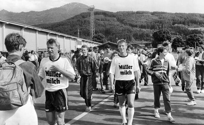 03.06.90 Hansi Müller Abschiedsspiel Österreich, Innsbruck, 03.06.1990, Fussball, Hansi Müller Abschiedsspiel: v.l. Bernd Förster, Karlheinz Förster. *** 03 06 90 Hansi Müller farewell match Austria, Innsbruck, 03 06 1990, football, Hansi Müller farewell match f l Bernd Förster, Karlheinz Förster