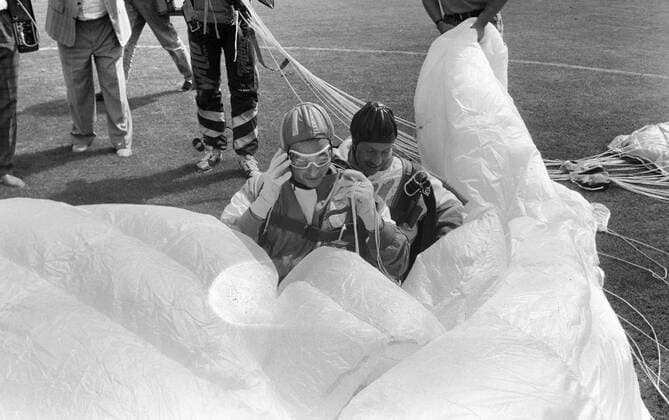 03.06.90 Hansi Müller Abschiedsspiel Österreich, Innsbruck, 03.06.1990, Fussball, Hansi Müller Abschiedsspiel: Hansi Müller kommt mit dem Fallschirm ins Stadion. *** 03 06 90 Hansi Müller farewell match Austria, Innsbruck, 03 06 1990, football, Hansi Müller farewell match Hansi Müller parachutes into stadium