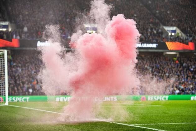 Sport Bilder des Tages Mandatory Credit: Photo by Kirk O Rourke Rangers FC Shutterstock (12926021fd) A flare lands on the pitch during the Europa League Semi Final match against RB Leipzig at Ibrox Stadium, Glasgow. Rangers v RB Leipzig, UEFA Europa League, Semi Final, Second Leg, Football, Ibrox Stadium, Glasgow, UK - 05 May 2022 EDITORIAL USE ONLY No use with unauthorised audio, video, data, fixture lists, club league logos or live services. Online in-match use limited to 120 images, no video emulation. No use in betting, games or single club league player publications. Rangers v RB Leipzig, UEFA Europa League, Semi Final, Second Leg, Football, Ibrox Stadium, Glasgow, UK - 05 May 2022 EDITORIAL USE ONLY No use with unauthorised audio, video, data, fixture lists, club league logos or live services. Online in-match use limited to 120 images, no video emulation. No use in betting, games or single club league player publications.  Copyright: xKirkxO Rourke RangersxFC Shutterstockx 12926021fd