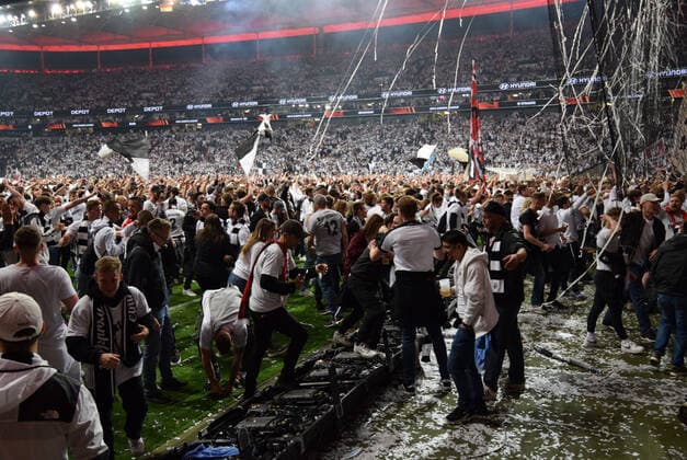 Eintracht Frankfurt fans storm the pitch after their team reached the final in Sevilla photographed on 05 5 2022 in Frankfurt at the Euopa League Pikal soccer match Eintracht Frankfurt vs West Ham United DFL DFB REGULATIONS PROHIBIT ANY USE OF PHOTOGRAPHS as IMAGE SEQUENCES and or QUASI VIDEO