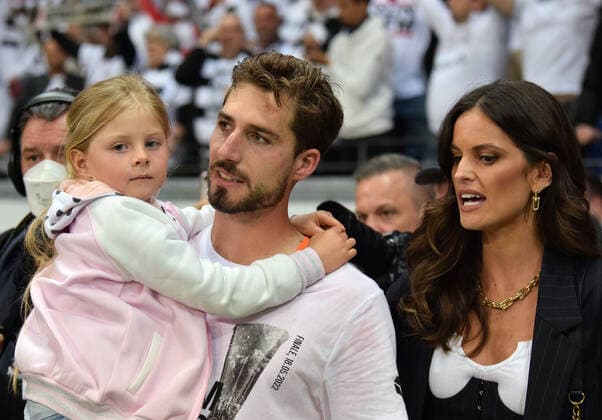 Kevin Trapp with girlfriend Izabel Goulart celebrate with daughter the Eintracht victory photographed on 05 5 2022 in Frankfurt at the soccer Europa League Cup , match Eintracht Frankfurt vs West Ham United DFL DFB REGULATIONS PROHIBIT ANY USE OF PHOTOGRAPHS as IMAGE SEQUENCES and or QUASI VIDEO
