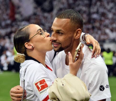 Djibril Sow with wife Coumba Sow li celebrate the victory after the 1 0 photographed on 05 5 2022 in Frankfurt at the soccer Europa League Cup , match Eintracht Frankfurt vs West Ham United DFL DFB REGULATIONS PROHIBIT ANY USE OF PHOTOGRAPHS as IMAGE SEQUENCES and or QUASI VIDEO