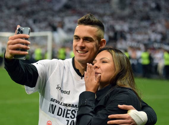 Rafael Borre with wife Ana re celebrate the victory by the goal of Borre to 1 0 photographed on 05 5 2022 in Frankfurt at the soccer Euopa League Pikal match Eintracht Frankfurt vs West Ham United DFL DFB REGULATIONS PROHIBIT ANY USE OF PHOTOGRAPHS as IMAGE SEQUENCES and or QUASI VIDEO