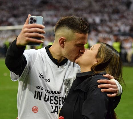 Rafael Borre with wife Ana re celebrate the victory by the goal of Borre to 1 0 photographed on 05 5 2022 in Frankfurt at the soccer Euopa League Pikal match Eintracht Frankfurt vs West Ham United DFL DFB REGULATIONS PROHIBIT ANY USE OF PHOTOGRAPHS as IMAGE SEQUENCES and or QUASI VIDEO