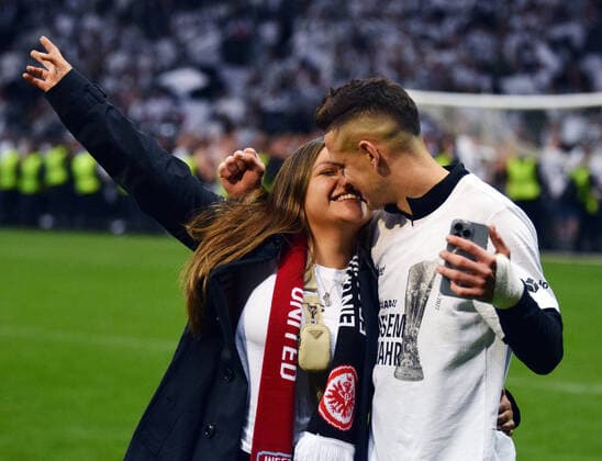 Rafael Borre with wife Ana re celebrate the victory by the goal of Borre to 1 0 photographed on 05 5 2022 in Frankfurt at the soccer Euopa League Pikal match Eintracht Frankfurt vs West Ham United DFL DFB REGULATIONS PROHIBIT ANY USE OF PHOTOGRAPHS as IMAGE SEQUENCES and or QUASI VIDEO
